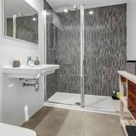 Lovely New 5 Min Walk Train Station 7 Min To Beach Apartment *