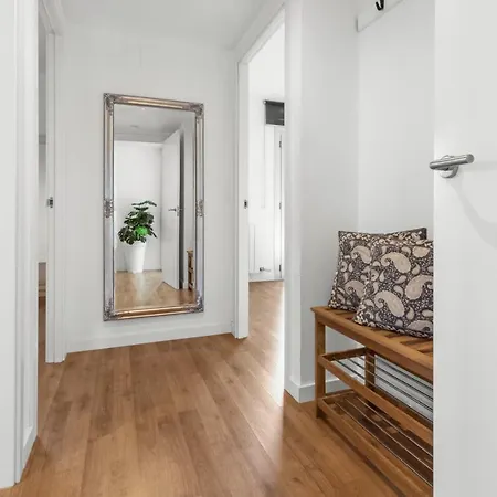 Lovely New 5 Min Walk Train Station 7 Min To Beach Apartment